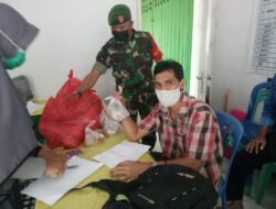 Beri Rasa Aman, Babinsa Koramil 0909/01 Sangatta Dampingi Penyaluran Logistik Bagi Warga Isoman