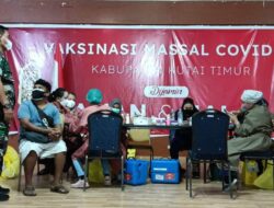 Pantau Vaksinasi di GSG, Babinsa Sangatta Utara Ajak Masyarakat Tetap Patuhi Protokol Kesehatan