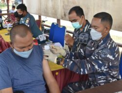 Tuntaskan Vaksinasi Dosis Kedua di Desa Sekerat, Danlanal Sangatta Pastikan Serbuan Vaksin Akan Terus Digelar TNI AL