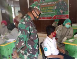 Gencarkan Serbuan Vaksinasi Kepada Masyarakat, Koramil 0909/04 Muara Ancalong Jalankan Vaksinasi di Balai Desa Mukti Utama Long Mesangat
