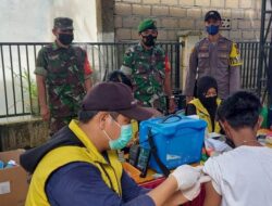 Babinsa Koramil  0909/03 Muara Wahau Pantau dan Amankan Pelaksanaan Vaksinasi di Wilayah Binaan