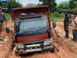 Jalan Poros Desa Benua Baru Rusak Parah, Danramil Muara Bengkal Ajak Perusahaan Tinjau Lokasi