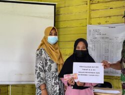 Babinsa Koramil Muara Wahau Kawal Penyerahan BLT-DD, Imbau Warga Manfaatkan Bantuan Sebagai Modal Usaha