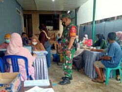 Beri Dampingan Pelaksanaan Vaksinasi On The Road, Babinsa Koramil Sanggatta Bersinergi dengan Babinkamtibmas
