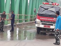 Bersihkan Jembatan Sangkulirang, Danramil Sangkulirang Ajak Warga Peduli Kebersihan Lingkungan