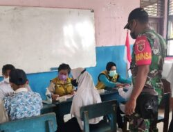 Dampingi Pelaksanaan Vaksinasi Pelajar, Babinsa Koramil Muara Wahau Pastikan Berlangsung Tertib