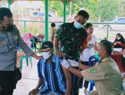 Babinsa Koramil Sangatta Dampingi Pelaksanaan Vaksinasi Lansia di Rantau Pulung