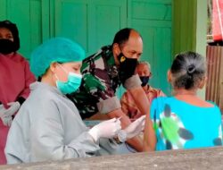 Dampingi Langsung Pelaksanaan Vaksinasi di Balai Desa Mawai Indah, Danramil Muara Bengkal Berupaya Permudah Kinerja Tim Vaksinator