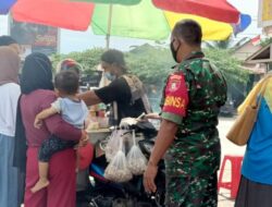 Rutin Ingatkan Warga Patuhi Protokol Kesehatan, Babinsa Koramil Teluk Pandan Bagikan Masker Gratis