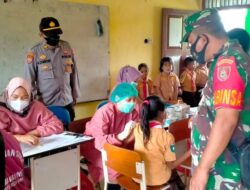 Semangati Siswa Agar Tak Takut Divaksin, Babinsa Mawai Indah Dukung Terlaksananya PTM