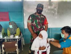 Dukung Anak Bersekolah, Babinsa Kawal Vaksinasi di SDN 007 Muara Bengkal