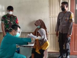 Dampingi Pelaksanaan Vaksinasi, Sikap Humanis Dikedepankan Personel Koramil Muara Bengkal