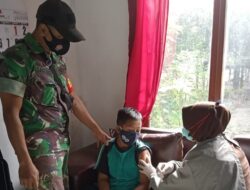 Tanpa Diminta, Babinsa Desa Telaga Beri Dampingan Vaksinasi