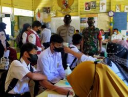 Selalu Dukung Program Pemerintah, Babinsa Koramil Sangkulirang Kawal Vaksinasi