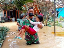 Debit Air Meningkat, Sebagian Kawasan Sangatta Terendam, Koramil Sangatta Bersinergi Evakuasi Warga