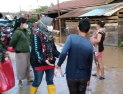 Ketua Persit Bagikan Bansos Kepada Korban Banjir, Berharap Dapat Motivasi Organisasi Wanita di Kutim
