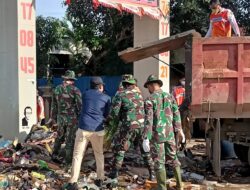 Bersihkan Sampah di Sepanjang Jalan Protokol, Personel Kodim 0909/Kutim Bersinergi dengan Pemda dan Warga