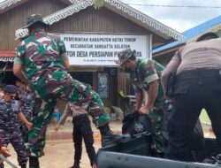 Personel Kodim 0909/Kutim Bersinergi Distribusikan Sembako Kepada Korban Banjir