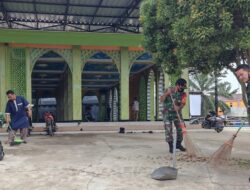 Sambut Bulan Ramadhan, Koramil Muara Wahau Gotong-Royong Bersihkan Masjid