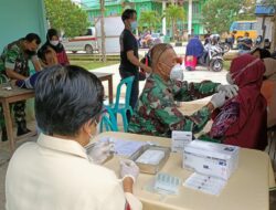 Tim Mobile Vaksin Kombinasikan Pembagian BT-PKLWN dan Vaksinasi
