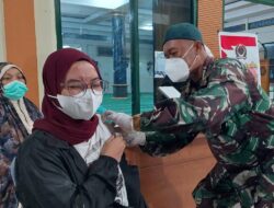 Tim Mobile Vaksin Gelar Vaksinasi di Halaman Masjid Nurul Iman Al Qubaiyah