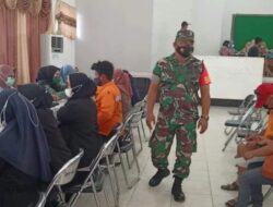 Tak Lelah Beri Dampingan, Babinsa Koramil Sangatta Pastikan Vaksinasi Berlangsung Kondusif