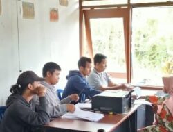 Kawal Penyerahan BLT dari Pos Indonesia, Babinsa Muara Bengkal Minta Warga Manfaatkan Sebaik-baiknya
