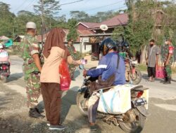 Berbagi Ratusan Takjil, Koramil Teluk Pandan Jadikan Contoh Agar Saling Peduli Terhadap Sesama