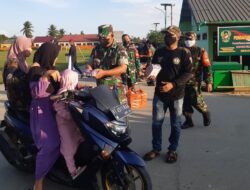 Bagikan Takjil Pada Pengguna Jalan, Koramil Sangkulirang Ingatkan Warga Disiplin Protokol Kesehatan