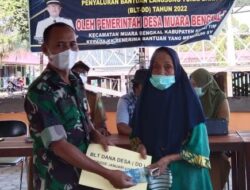 Imbau Warga Disiplin Prokes, Babinsa Muara Bengkal Sampaikan di Sela Pembagian BLT