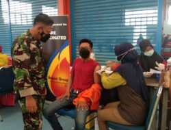 Melalui Tim Vaksin Mobile Kodim 0909/KTM, Koramil Muara Ancalong Gelar Vaksinasi Kepada Karyawan dan Masyarakat
