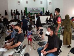 Permudah Tugas Vaksinator, Babinsa Koramil Sangatta Beri Dampingan