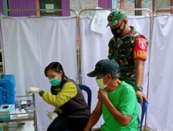 Babinsa Koramil Muara Bengkal Turut Sukseskan Pelaksanaan Vaksinasi