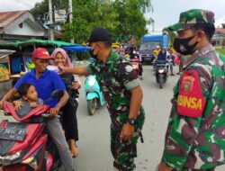 Babinsa Koramil Sangkulirang Kembali Berbagi Ratusan Takjil, Imbau Warga Disiplin Protokol Kesehatan
