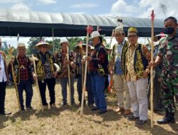 Babinsa Koramil Sangatta Hadiri Upacara Adat Panen Raya