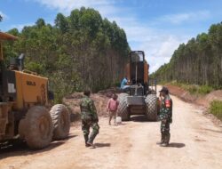 Pastikan Tak Mengganggu Perbaikan Jalan, Babinsa Muara Bengkal Pantau dan Atur Lalu Lintas