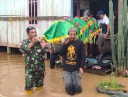 Pantau Debit Air, Warga Diminta Waspadai Hewan Buas, Babinsa Koramil Sangatta Bantu Evakuasi Jenazah