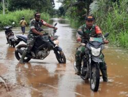 Pantau Debit Air Sungai Muara Bengkal, Babinsa Minta Warga Waspada