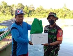 Peduli Warga Binaan, Babinsa Koramil Muara Ancalong Bagikan Paket Sembako