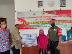 BLT Disalurkan, Babinsa Koramil Muara Bengkal Beri Pengawalan
