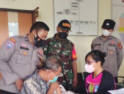 Babinsa Koramil Teluk Pandan Terus Kawal Pelaksanaan Vaksinasi
