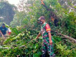 Pelopori Gotong Royong , Babinsa Koramil Muara Bengkal dan Masyarakat Bersihkan Tepi Jalan Poros Rantau Pulung-Batu Ampar