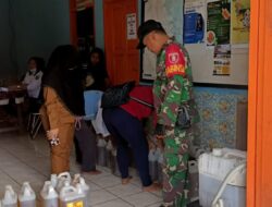 Melalui Babinsa Koramil Muara Bengkal, Kodim 0909/KTM Dukung Stabilisasi Harga Minyak Goreng