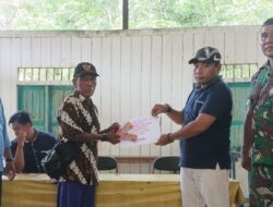 Babinsa Terus Kawal Penyerahan BLT di Desa Kenyanyaan