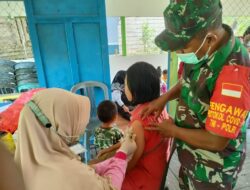 Penuh Semangat, Babinsa Muara Bengkal Pastikan Vaksinasi Kondusif