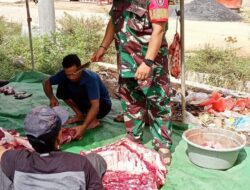 Bantu Proses Pemotongan Daging Kurban, Babinsa Koramil Muara Wahau Sebut Berkurban Bukti Kepekaan Sosial