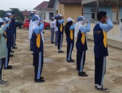 Mantapkan Kemampuan dan Disiplin Paskibra Kecamatan Kaubun, Babinsa Koramil Sangkulirang Terus Gembleng dengan Materi dan Praktek