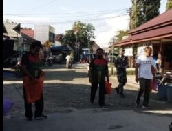 Semangat Gotong Royong Terus Digencarkan, Koramil Sangkulirang Bersihkan Kedua Sisi Jalan Aji Suryanata