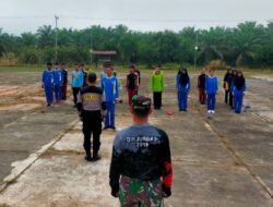 Babinsa Koramil Muara Wahau Bantu Mantapkan Kemampuan dan Disiplin Pasukan Paskibra