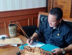 Rela Tanggalkan Profesi Guru, Yan Ipui Pilih Jadi Anggota Dewan Demi Pemerataan Pembangunan di Tempat Kelahirannya